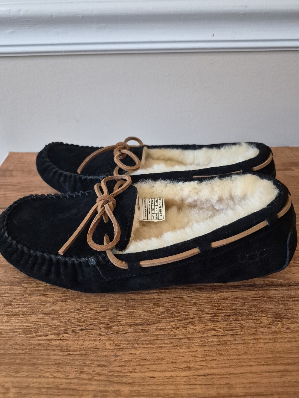 NWOT UGG Women's Dakota Slipper Size 8